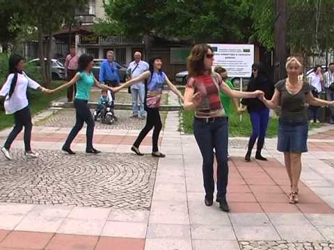 Видео: Хоро в гр. Елхово - световна кампания „ДРЪЖ СЕ ЗЕМЬО, БЪЛГАРИН ТЕ ГАЗИ“!