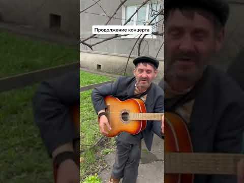 Видео: бомж играет и душевно поет песню группы нервы-ворон