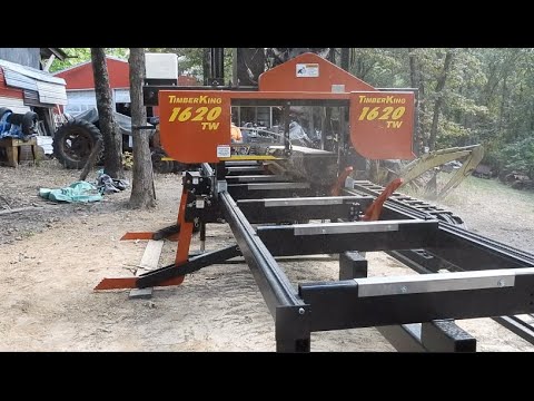 Видео: TimberKing 1620 посещает приют для бедных мальчиков, а также впервые распиливает бревно