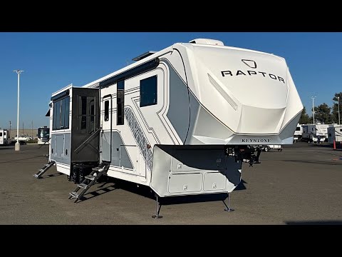 Видео: Raptor Самый любимый игрушечный тягач с пятым колесом в Америке!