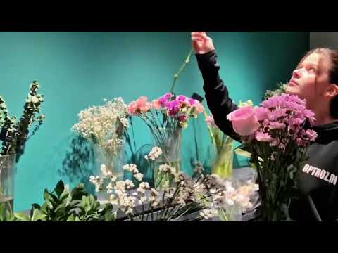Видео: Флорист на день: как рождаются букеты и атмосфера