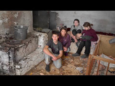 Видео: НАС НАЗЫВАЮТ ОТСТАЛЫМИ И ИЗДЕВАЮТСЯ. Нашли необычную семью.