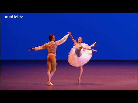 Видео: Daria Khokhlova Artemy Belyakov La Fille mal gardée pas de deux (Дарья Хохлова Артемий Беляков)