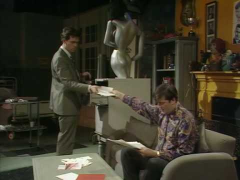 Видео: Шоу Фрая и Лори. Неуместный смех