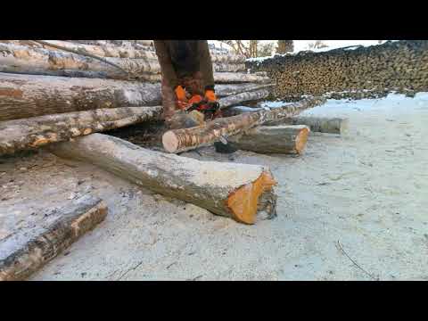 Видео: Жизнь в деревне.Распилка дров.