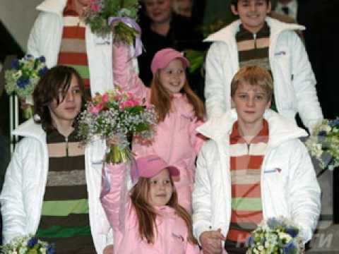 Видео: Маша и Настя Толмачёвы - Половинки