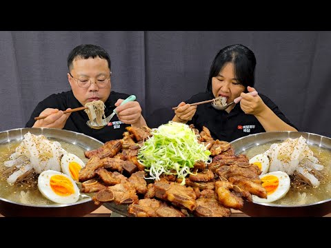 Видео: Холодная лапша и сладко-сладкие свиные ребрышки Мукбанг