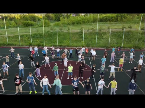 Видео: Руки над головами