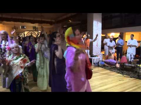 Видео: Мангала-арати (Е.М. Оджасви прабху) - Московский центр индийской культуры, 29.06.2015