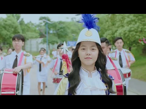 Видео: Неожиданная возможность превратила гадкого утенка, которого с детства игнорировали, в лебедя.