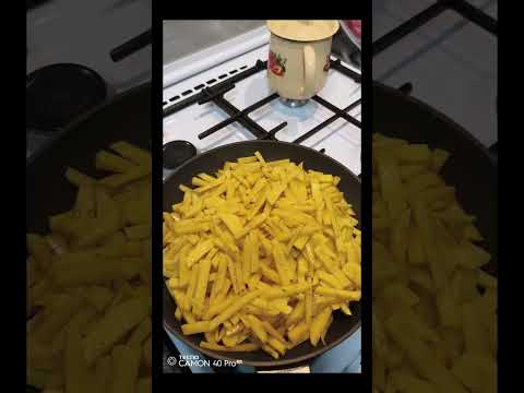 Видео: Пеку, готовлю. Жареная картошечка с беконом и вяленой бараниной 🍖🍟