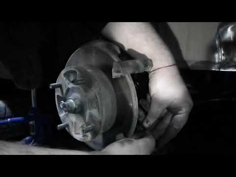 Видео: Замена передних колодок Daewoo Tico/Matiz
