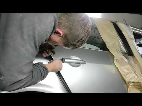 Видео: Как снять ручки двери Ниссан Примьера Р12.