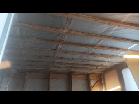 Видео: 19 серия. Утепление потолка в каркасной бане и немного о кроликах.