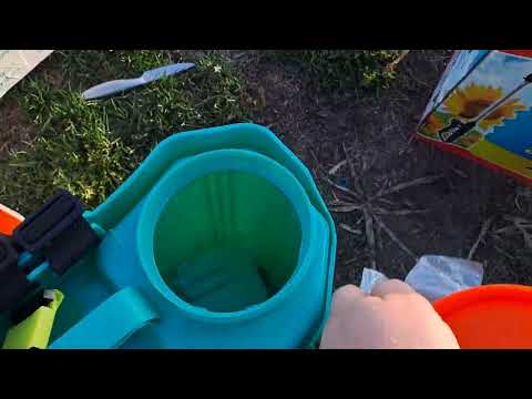 Видео: Аккумуляторы опрыскиватель для подкормок. Лайфхак