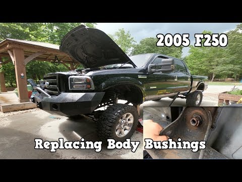 Видео: Замена втулок крепления кузова 2005 F250 Superduty