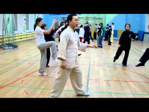Видео: Ван Лин Выпады направо и налево и стойки на одной ноге