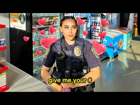 Видео: Кассир стреляет в полицейского на часах!