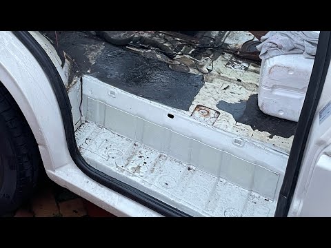Видео: VW T4 ремонт левой передней подножки