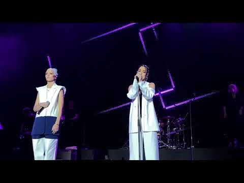 Видео: #2Маши - Мысли (Москва, Crocus City Hall 13.05.22)