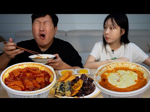 Видео: Горячий, пряный Мала Ттокбокки против сладкой розы Ттокпокки! - Кулинарное шоу Мукбанг.