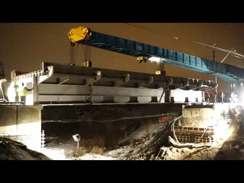 Видео: Монтаж пролёта ж.д. моста через реку Святка