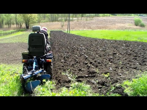 Видео: Двухкорпусный плуг с захватом 50 см. Пахота мини трактором.