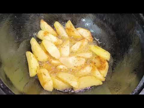 Видео: Куриные бёдра с картошкой по деревенски и овощами в казане