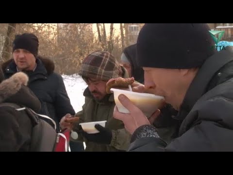 Видео: Волонтеры кормят бездомных горячими обедами