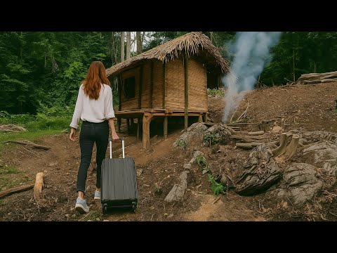 Видео: CEO покидает город, чтобы построить потрясающий бамбуковый и деревянный дом в лесу | Все в восторге