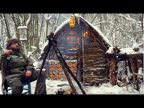Видео: Зимний лагерь на 2 дня - кипячение мяса на снеговой воде - сильный снегопад