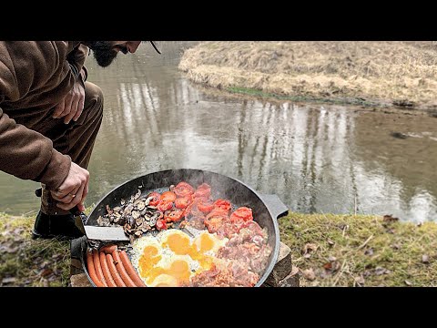 Видео: АНГЛИЙСКИЙ ЗАВТРАК В СКОВОРОДЕ НА КОСТРЕ...**РЕЦЕПТ В ЛЕСУ**