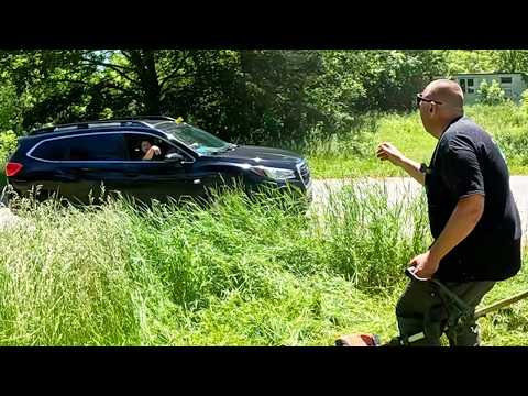 Видео: Столкнувшись с ЗЛОЙ КАРЕН, когда я стригла газон у дедушки, она НАПАЛА на моих детей.