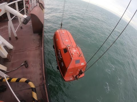 Видео: Спуск и подъем спасательной шлюпки
