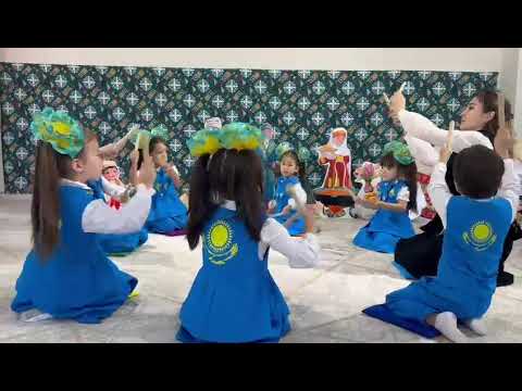 Видео: "Өнеріміз саған Қазақстан" Шахтинск қаласы, "Гүлдер" бөбекжайы "Сазды балауса" оркестрі