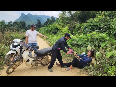Видео: Прогуливаясь по улице, женщина подверглась ограблению и неожиданно встретила старого знакомого.