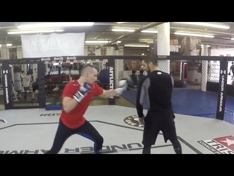 Видео: Как нанести нокаутирующий удар справа - тренер Фирас Захаби (перевод K.O.mode)