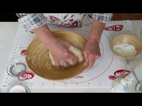 Видео: Рогалики к чаю с изюмом и орешками