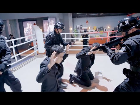 Видео: Гангстер охотилась на девушку Кунг -фу, но она давно установила ловушку, ожидающую их!