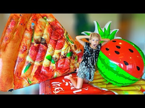 Видео: Что ПРИДУМАЛА МАМА? НАДУВНАЯ ЕДА против НАСТОЯЩЕЙ! Милана vs Папа от Family Box