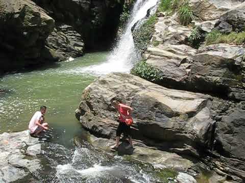 Видео: Похоже, что Ирка пописала в водопад!