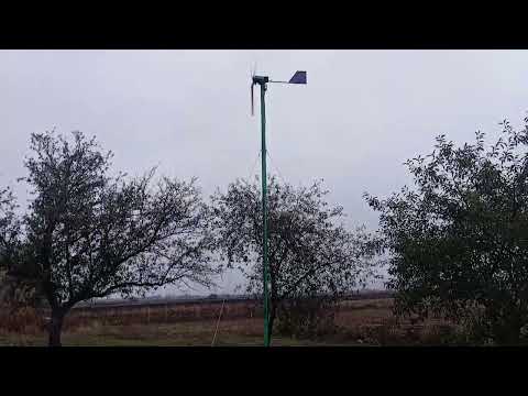 Видео: Робота вітряка з  лопастями 73см на мотор колесі з алюминиевое обмоткой.