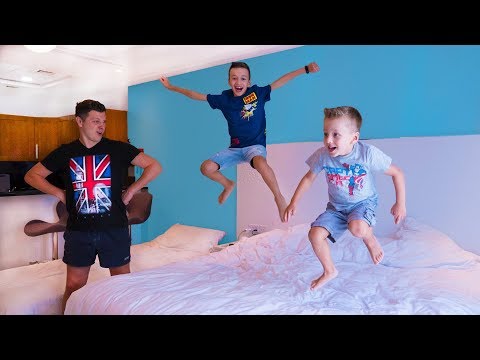 Видео: Артур и Давид ПРИДУМАЛИ Как РАЗБУДИТЬ Папу !! НЕОБЫЧНОЕ Утро!