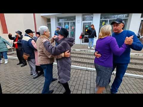 Видео: 9.11.25г..."Ах,Эти Карие Глаза!"... звучит на Танцполе в Гомельском парке... 