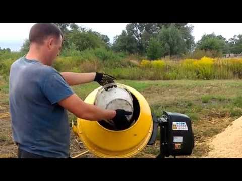 Видео: Дом нашей мечты Опилкобетон Первый замес