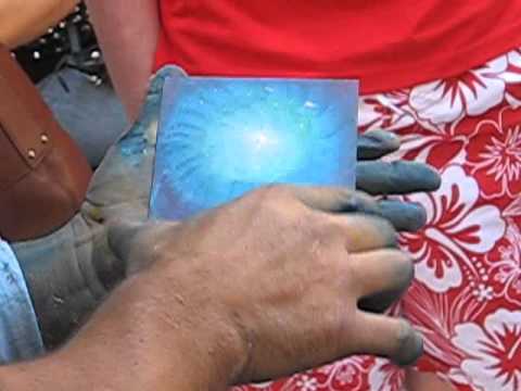 Видео: Художник рисует картинки на стекле за 30 сек.wmv