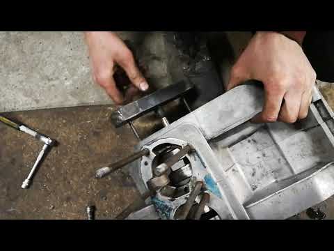 Видео: Как расколоть мотор Ява 638 в домашних условиях(молотком и палкой)без особо тяжких последствий