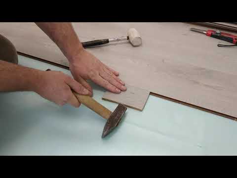 Видео: Как смонтировать одному человеку длинные полосы ламината без пластиковых защёлок