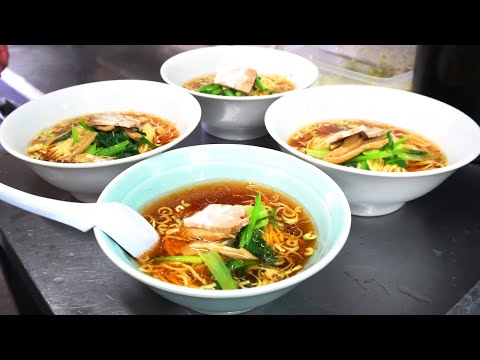 Видео: Японские комики обожают его рамен! Веселый шеф готовит здесь уже 36 лет!