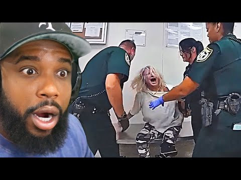 Видео: CashNasty реагирует на 60-летнюю Карен, которая кусает и пинает офицера во время истерики